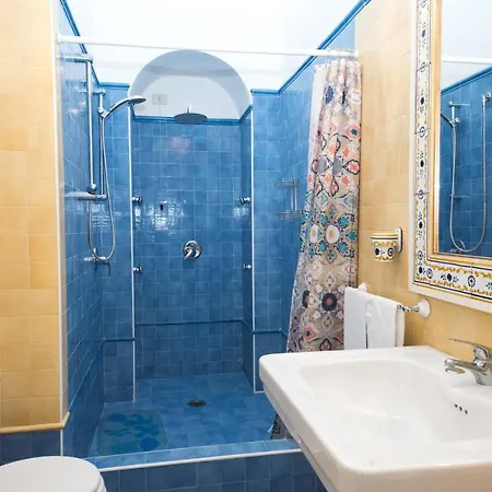 ゲストハウス Carolina カプリ